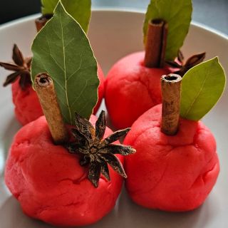 🍁🌰 SMYSLOVÉ HRANÍ – KRÁSY PODZIMU 🌰🍁 Milé maminky a tatínkové, v sobotu 27. 9. vás zveme na další kouzelné smyslové hraní...