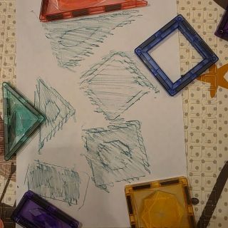 ✨ Magnetická stavebnice trochu jinak ✨ Tentokrát jsme ji využili kreativně – přes papír jsme voskovkou překreslili různé...